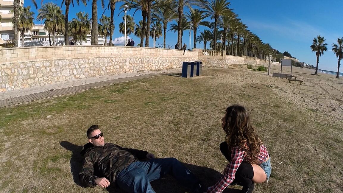 21P Belleza española se desnuda en la playa antes de que le follen duro el coño