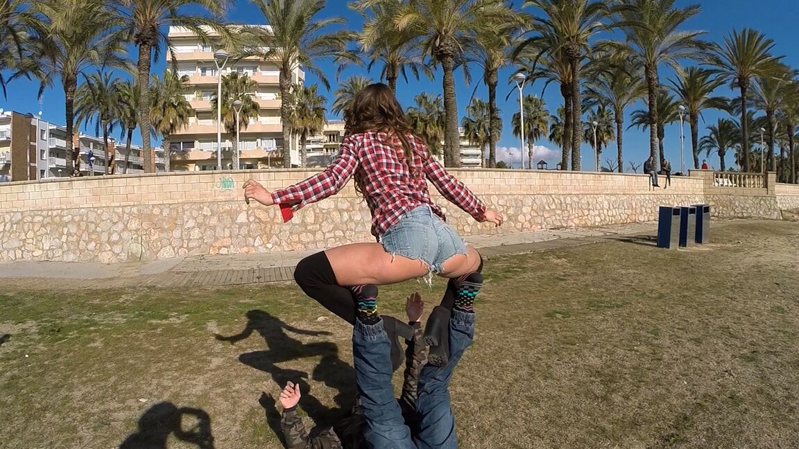 21P Belleza española se desnuda en la playa antes de que le follen duro el coño