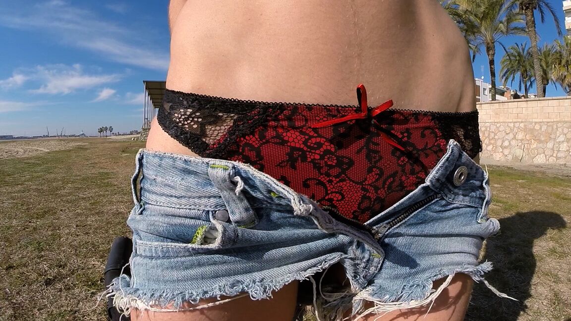 21P Belleza española se desnuda en la playa antes de que le follen duro el coño