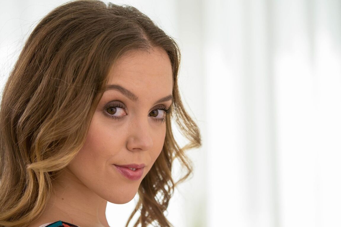 21P Boneca Zoe Amadora com tatuagem entre os peitos mostra sua bucetinha careca de perto