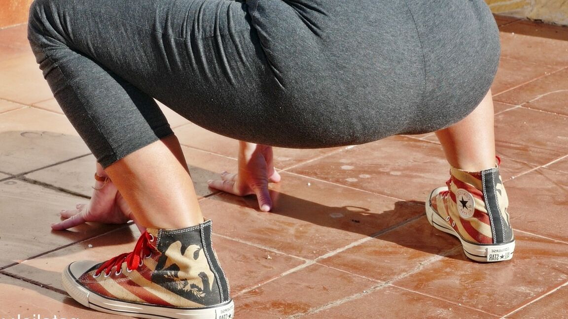 15P La juguetona MILF española Natalie K se quita los pantalones de yoga y se frota la vagina