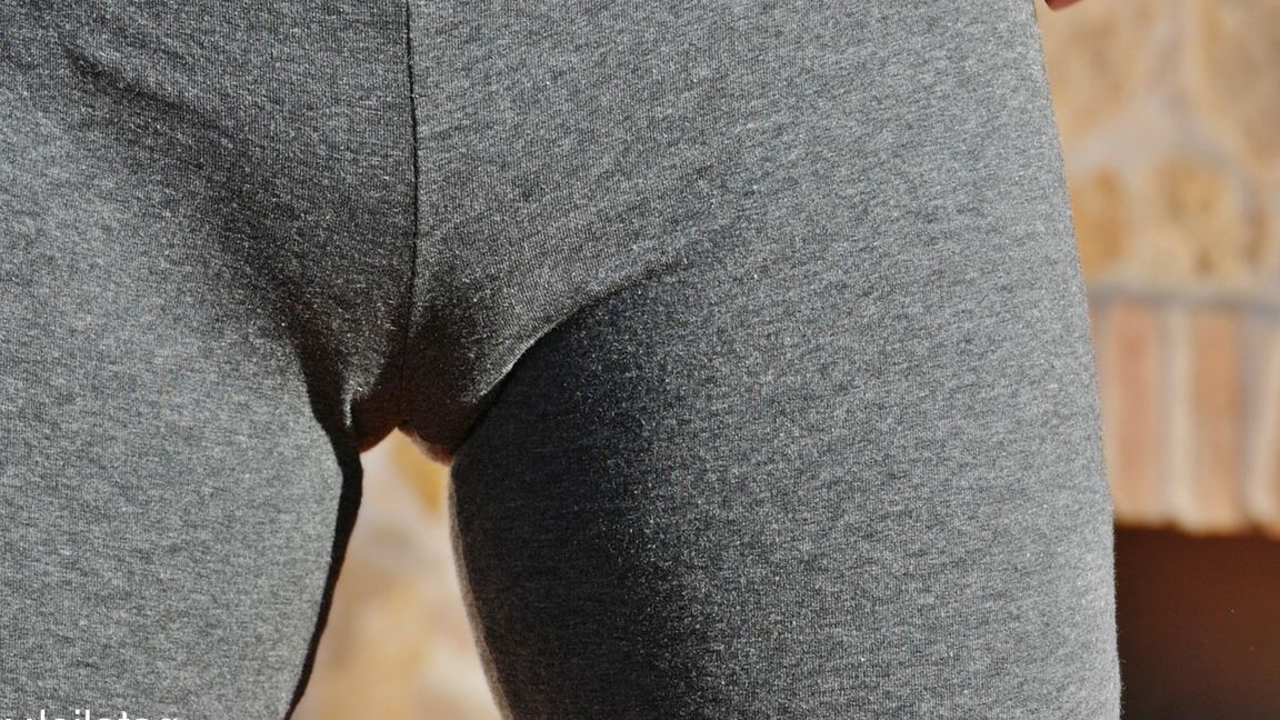 15P La juguetona MILF española Natalie K se quita los pantalones de yoga y se frota la vagina