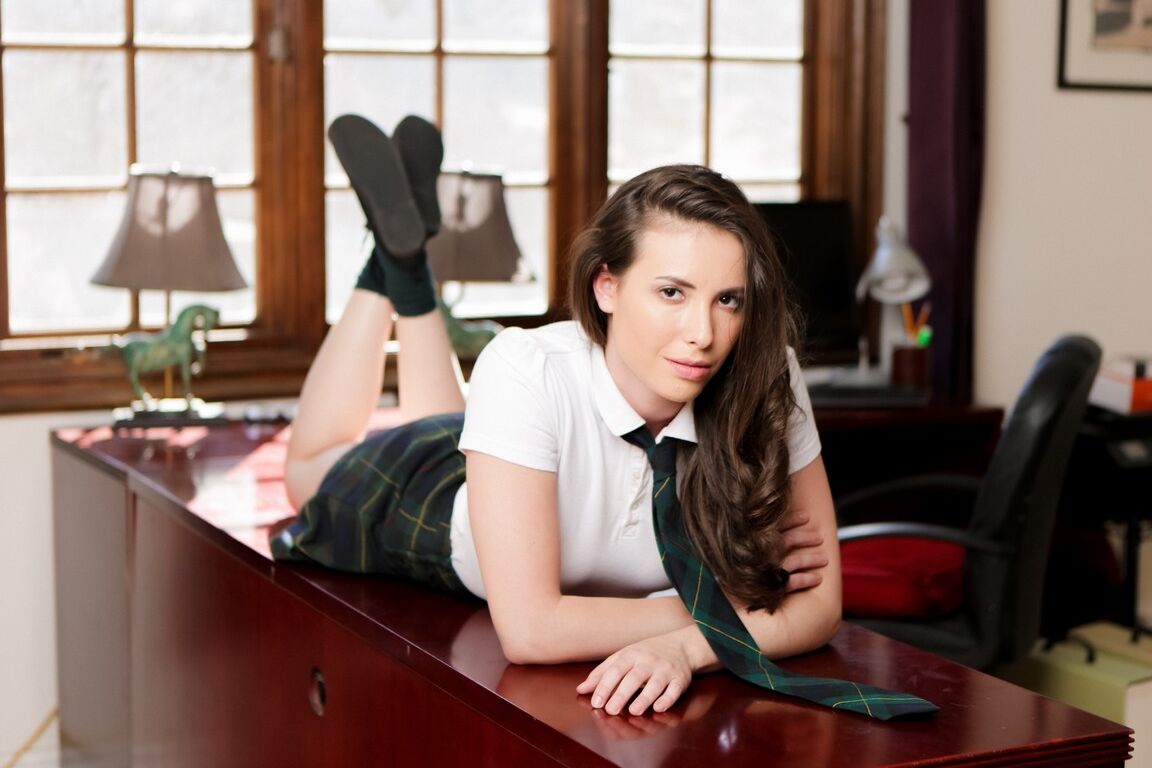 15P Casey Calvert aux longues jambes en jupe d'écolière