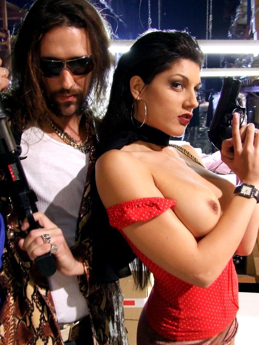 21P La brune aux beaux seins Natalia Zeta se fait défoncer la palourde rasée