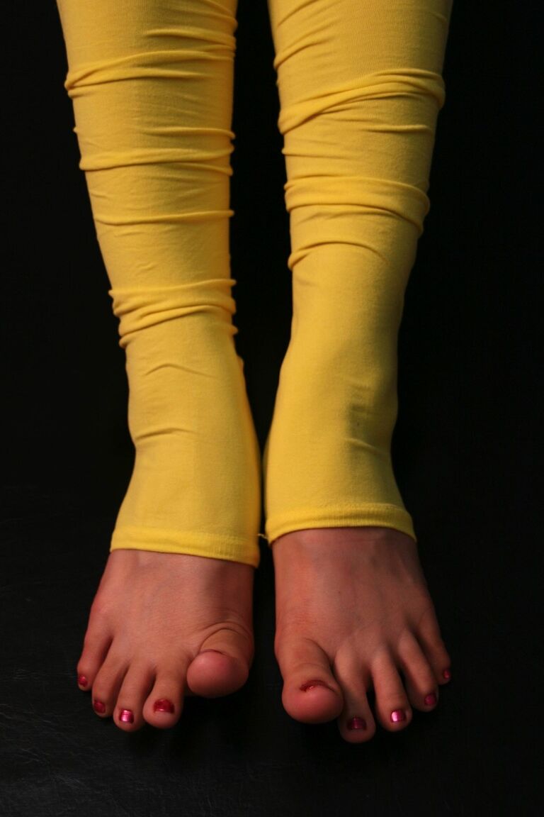 16P Mulher caucasiana brinca com os pés enquanto usa polainas amarelas