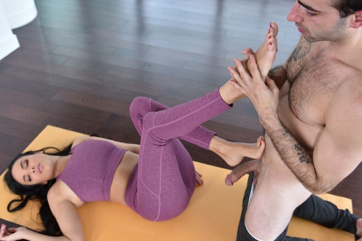 18P Anissa Kate tem os pés chupados por Jake Adams e é fodida no tapete de ioga