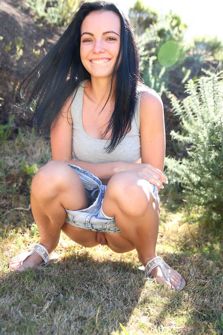21P Adolescente com corpo magro Sapphira faz xixi e exibe sua boceta pequena ao ar livre