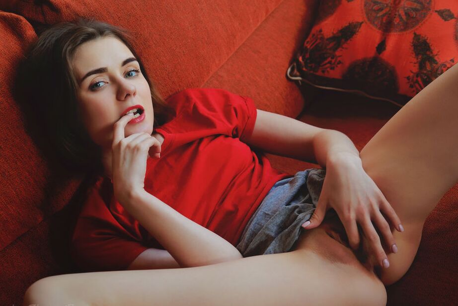 16P La petite adolescente Alice Shea doigte sa fente rose avant de se masturber avec un vibromasseur