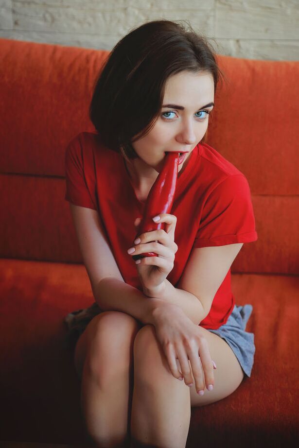 16P La petite adolescente Alice Shea doigte sa fente rose avant de se masturber avec un vibromasseur