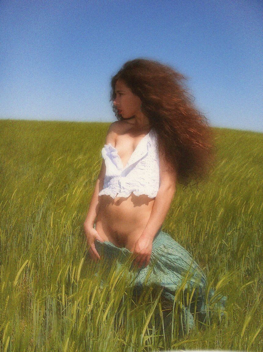 17P Solo girl Idoia A enlève sa robe dans un champ d'herbes hautes et de fleurs