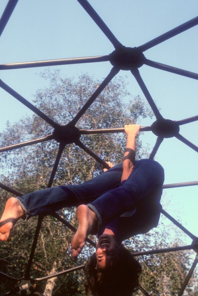 17P 黒髪の 80 年代モデル、ロレッタ・イバラが毛むくじゃらの陰部と素敵な自然体を披露