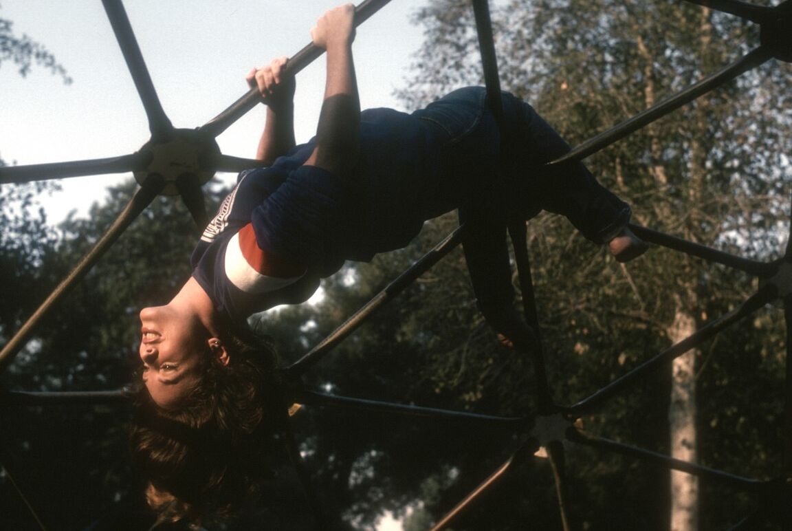 17P 黒髪の 80 年代モデル、ロレッタ・イバラが毛むくじゃらの陰部と素敵な自然体を披露