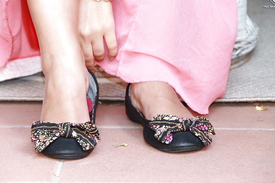 16P Federica will gladly reveal her bare feet to you if you ask her