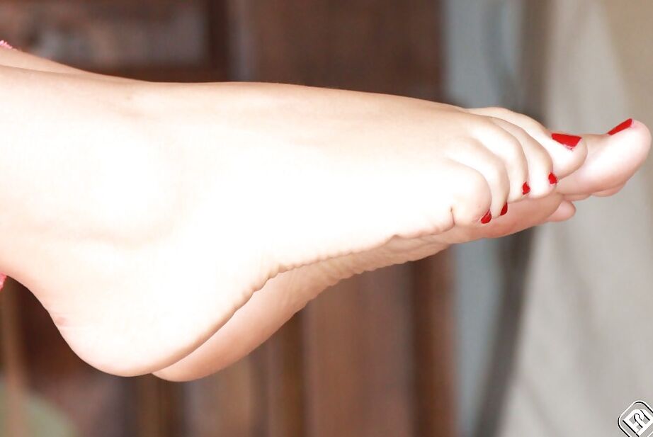 16P Federica will gladly reveal her bare feet to you if you ask her