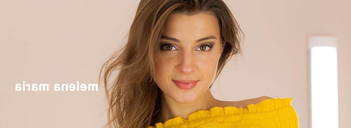 11P Dulce jovencita de cara bonita se folla con los dedos en un probador