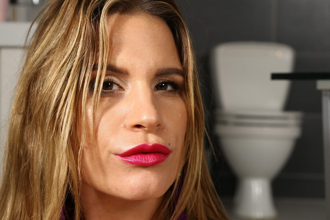 21P Грудастая тинка Leidy De Leon писает после траха пальцами