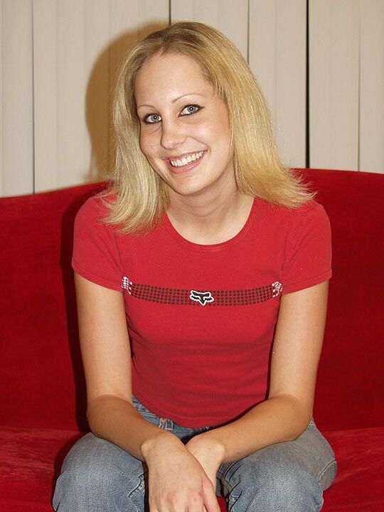 16P A loira natural Tracy acaricia sua buceta sem pelos depois de ficar nua