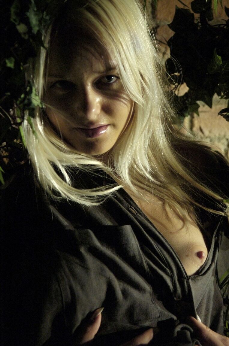 16P La sexy rubia Jolie descubre sus grandes tetas mientras se moja con poca luz