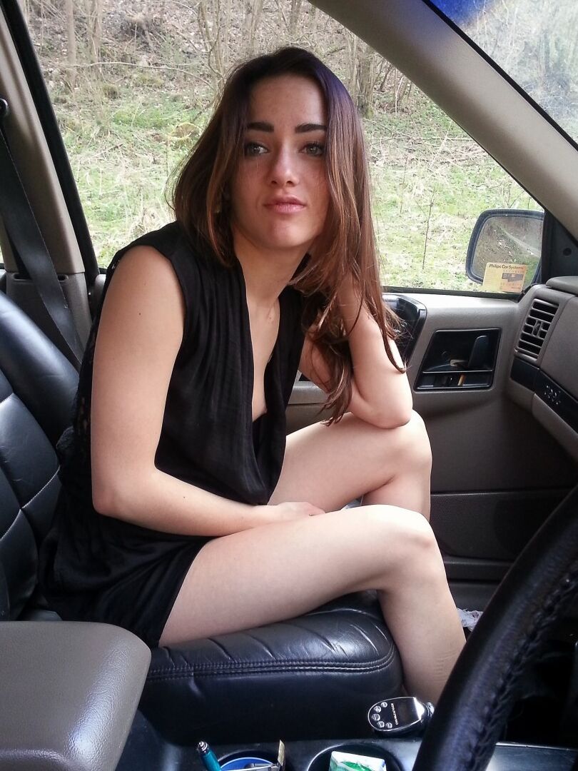 16P Das geile Mädchen Kasia Kelly macht Selfies, während sie in einem Auto mit ihrer Muschi spielt