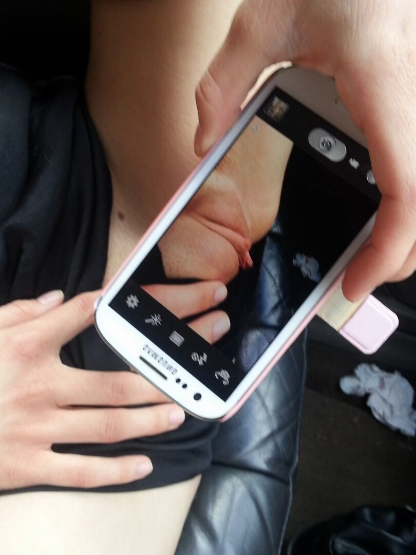 16P Das geile Mädchen Kasia Kelly macht Selfies, während sie in einem Auto mit ihrer Muschi spielt