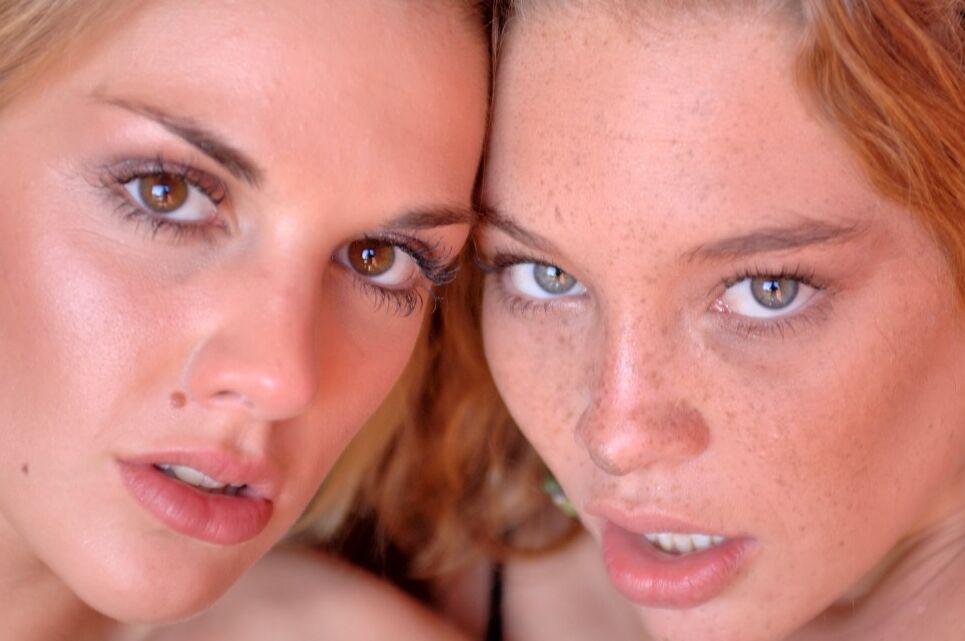 21P Brianna, lesbienne aux cheveux bouclés, doigte sa copine excitée tout en lui donnant un rimjob