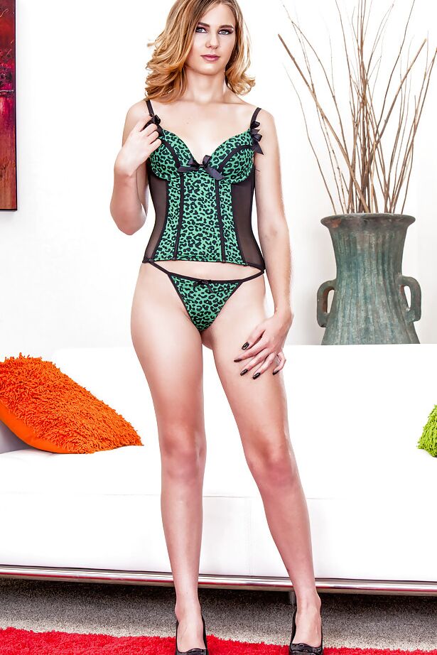 16P Foxy Babe Jonni Hennessy zieht ihre Unterwäsche aus und fingert ihren Schlitz