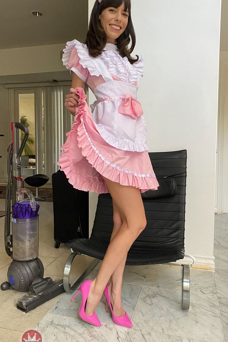 21P Sexy adolescente empregada Vera King mostrando sua buceta raspada