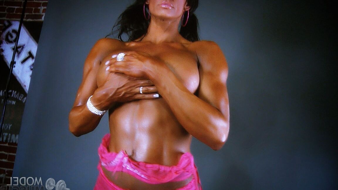 21P La sexy culturista Jennifer Love muestra sus grandes tetas y su fuerte cuerpo bronceado