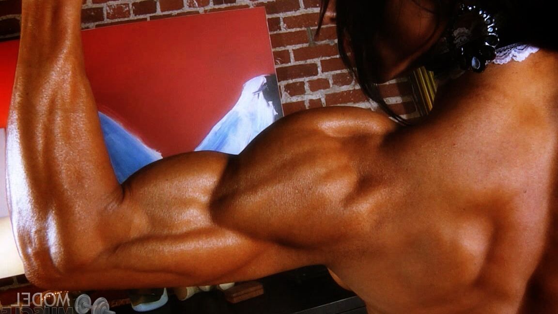 Marina Lopez, culturiste 21P, exhibe ses seins ronds.
