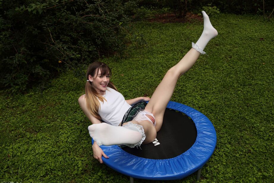16P La adolescente delgada Michelle Anthony orina en el patio trasero antes de las inserciones vaginales