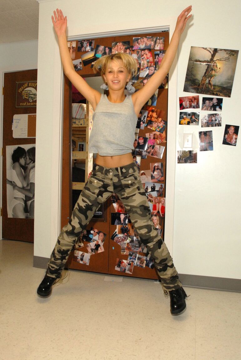12P Blonder Teenager zieht die Tarnhose herunter, bevor ihr enger Arsch ausgepeitscht wird