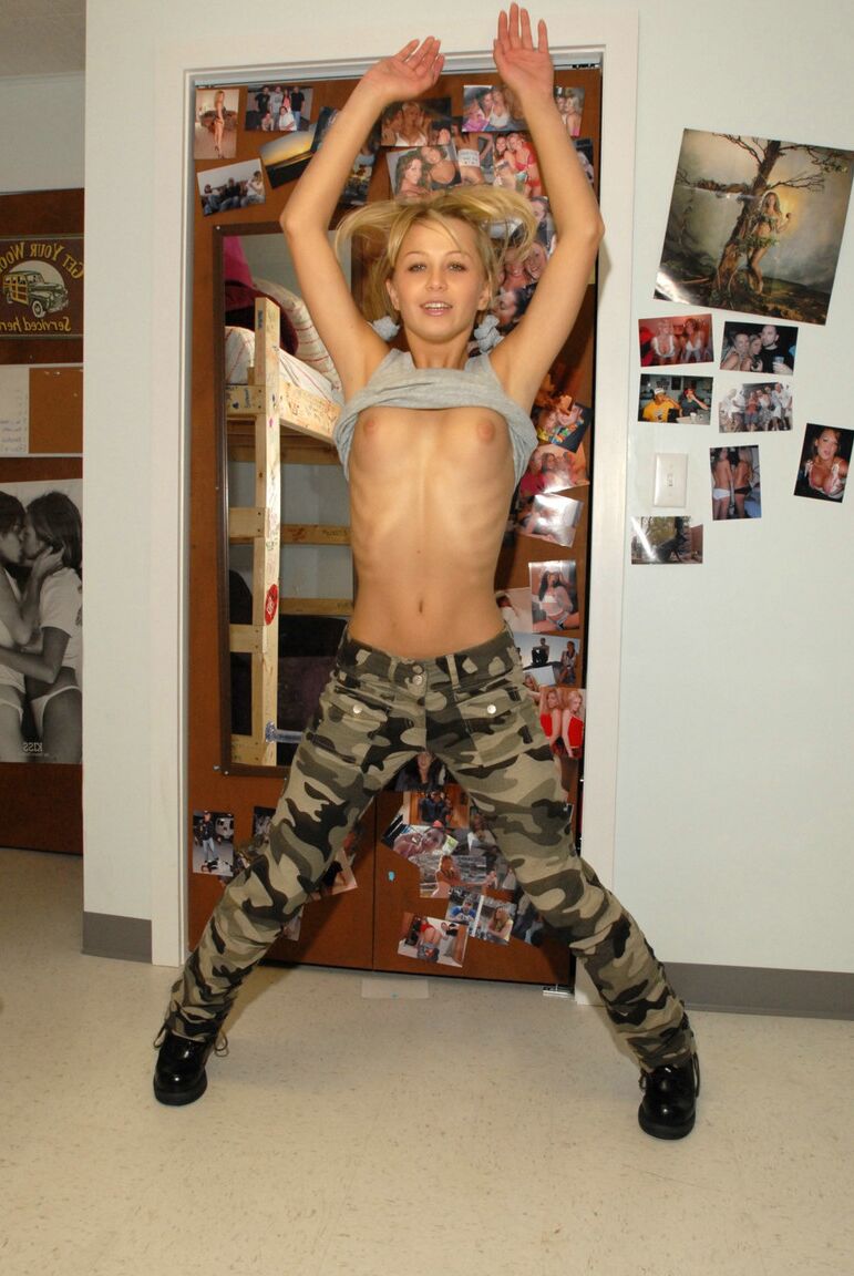 12P Blonder Teenager zieht die Tarnhose herunter, bevor ihr enger Arsch ausgepeitscht wird