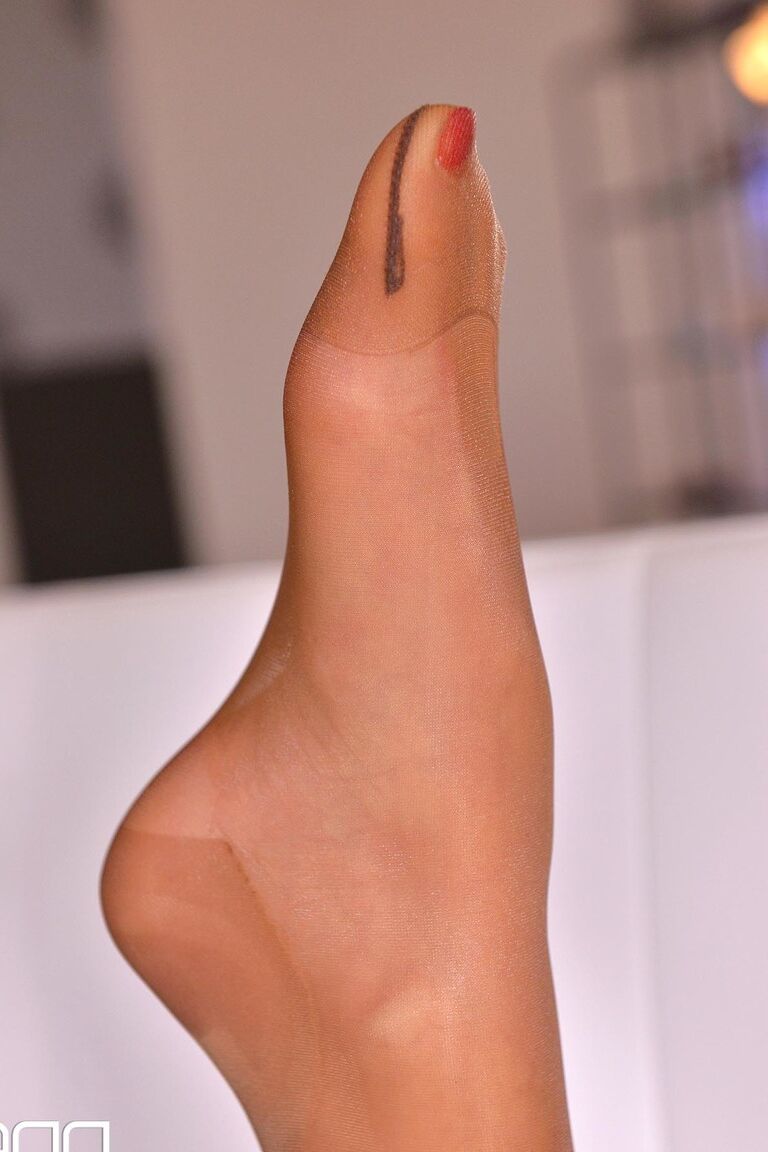 21P A pornstar ucraniana Ivana Sugar exibe seus pés em meia-calça brilhante e faz poses