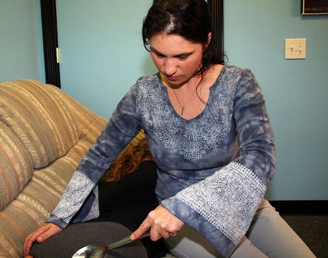 15P Mujeres que Castigan a Génesis azotando con una cuchara de metal