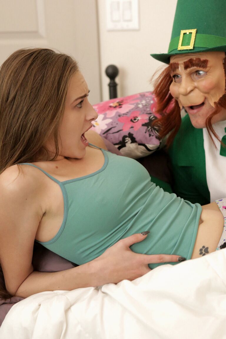 21P 小さなおっぱいのブルネットのカイラー・クインがレプラコーンの衣装を着た男に体当たりされる