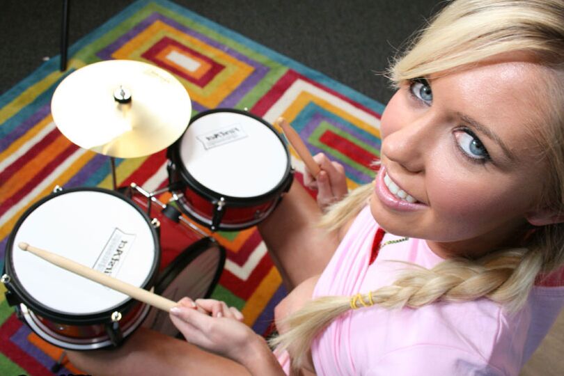 16P Gata adolescente com tranças sexy Brynn Tyler abre suas pernas longas