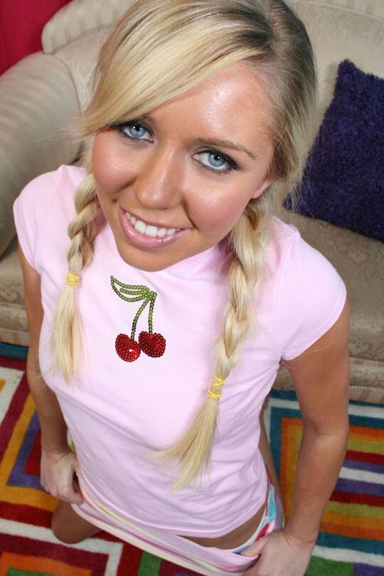 16P Gata adolescente com tranças sexy Brynn Tyler abre suas pernas longas