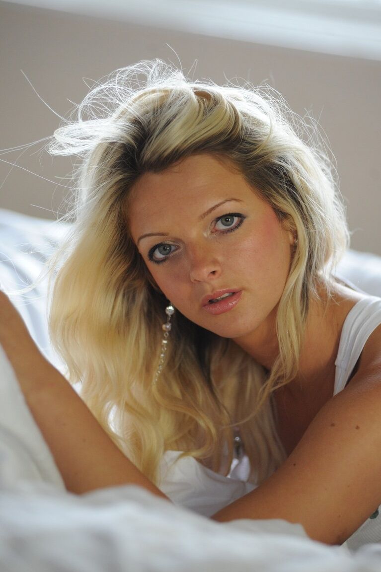 12P A modelo loira Zuzia mostra seus seios naturais em calcinha de algodão branca