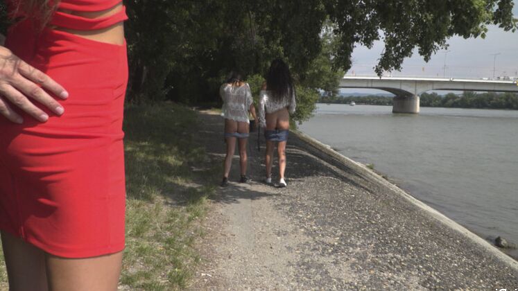 15P Двух девушек принуждают к половому акту на публике.