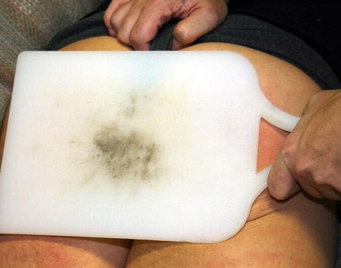 15P Femmes qui punissent les châtiments corporels infligés aux hommes