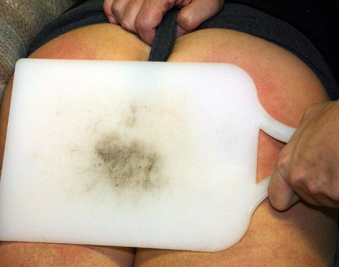 15P Femmes qui punissent les châtiments corporels infligés aux hommes