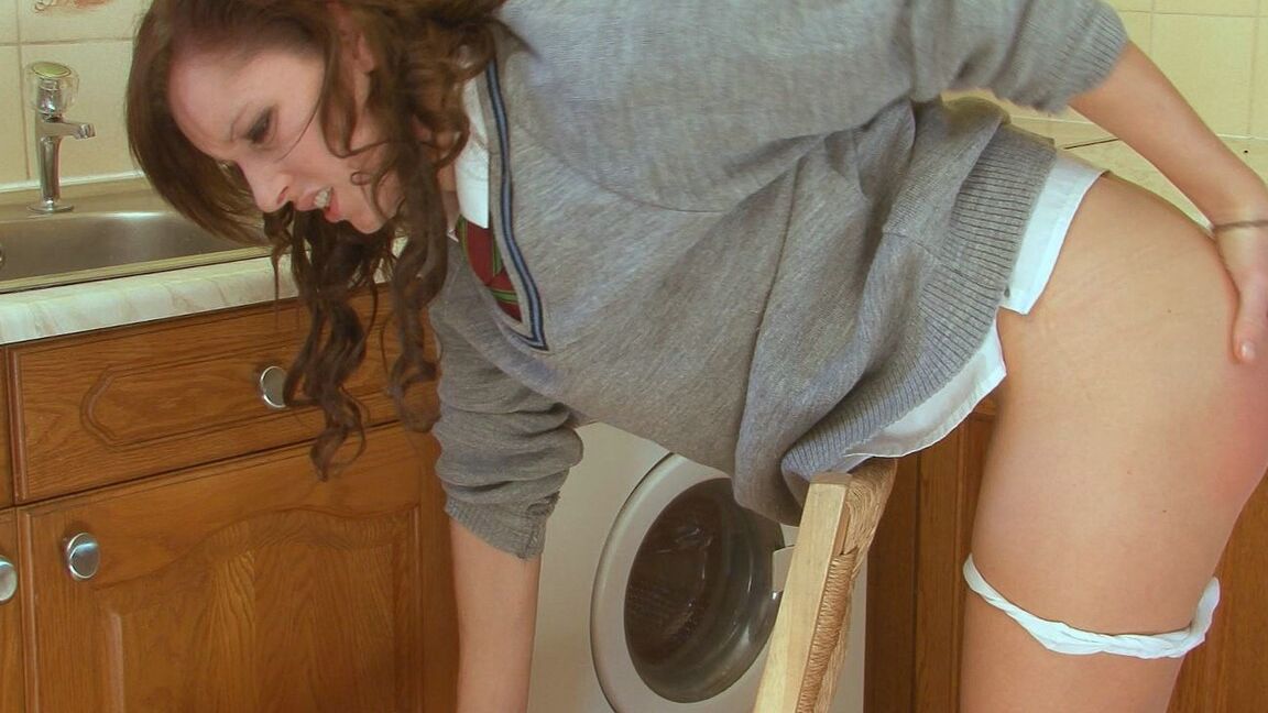 12P Nalgadas En Línea Jasmine Castigada