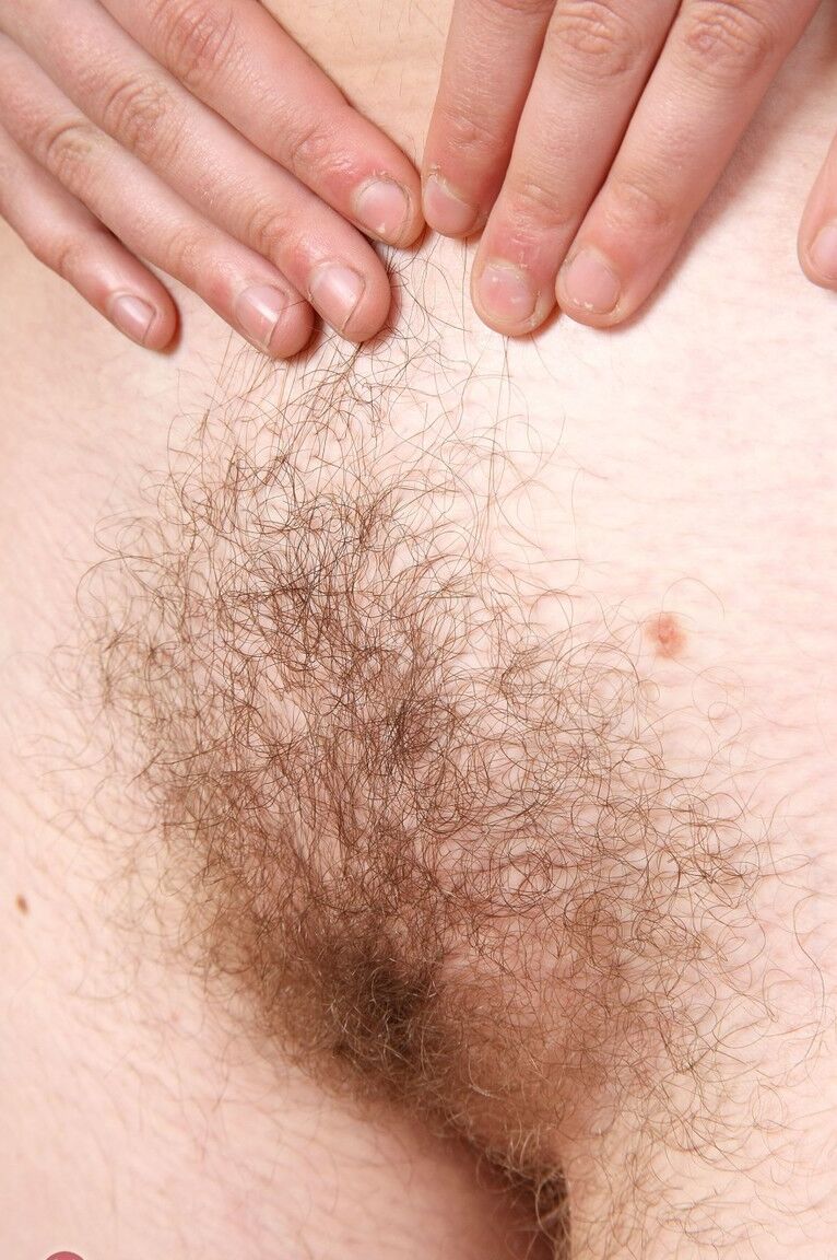 17P Ciano amador alto e magro tira roupas de ginástica para mostrar pernas peludas