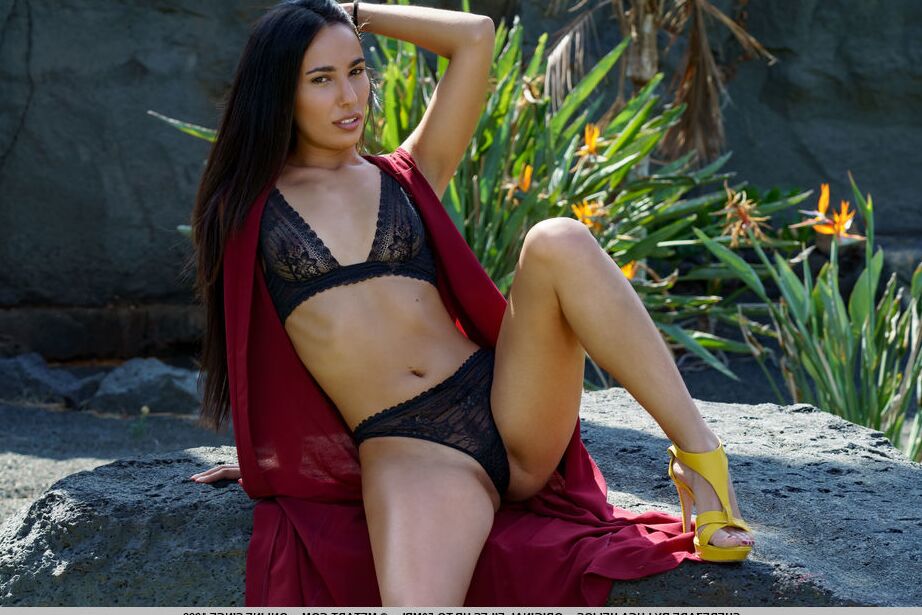 18P Sherezade stellt ihren wunderschön gebräunten, sexy Körper, die getrimmte Landebahn und ... zur Schau