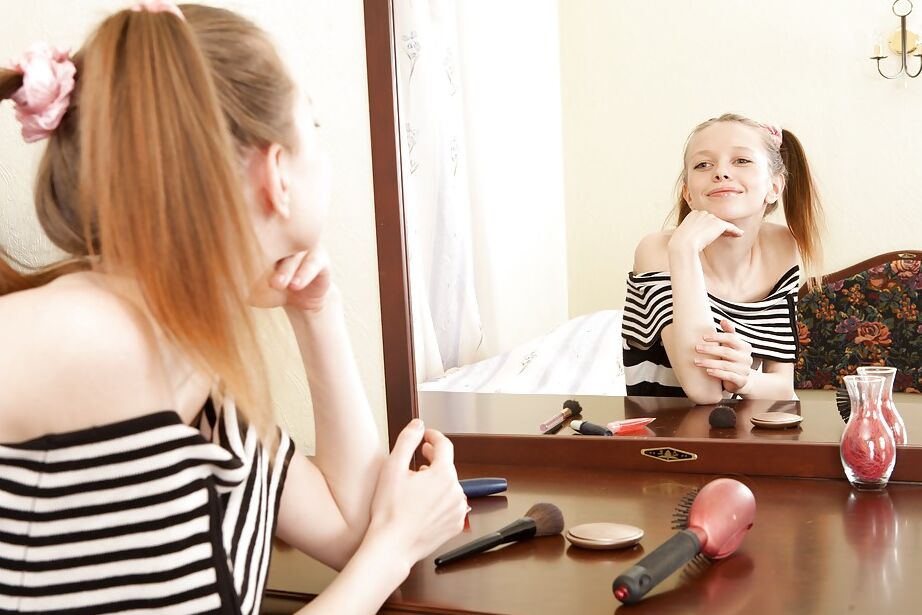 16P Cutie Pie Teen Kylie zieht ihr Höschen aus