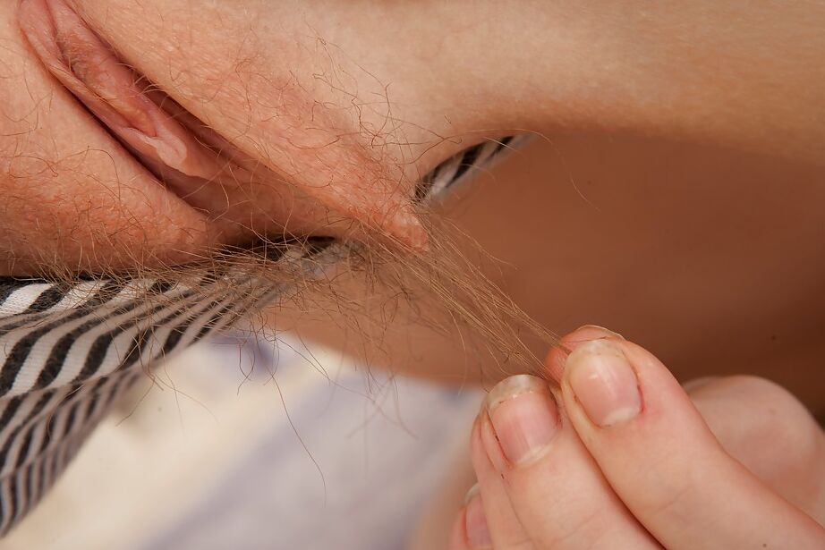 16P Cutie Pie Teen Kylie zieht ihr Höschen aus
