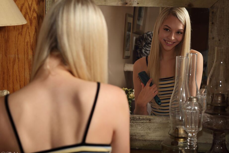 16P Lily Larimar, une jeune blonde flexible, serre sa chatte grande ouverte pour se masturber