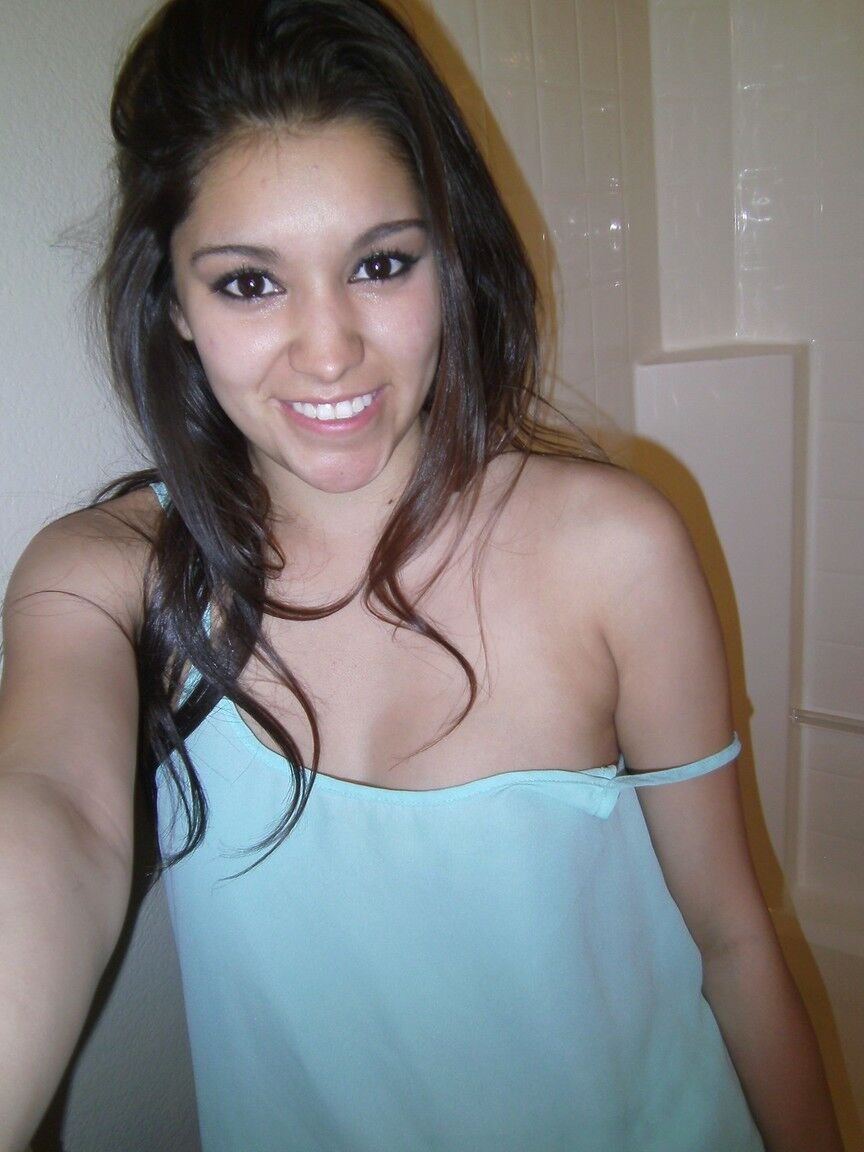 16P Petite amadora morena fofa Selena tira uma selfie de seus peitos e bunda gostosas