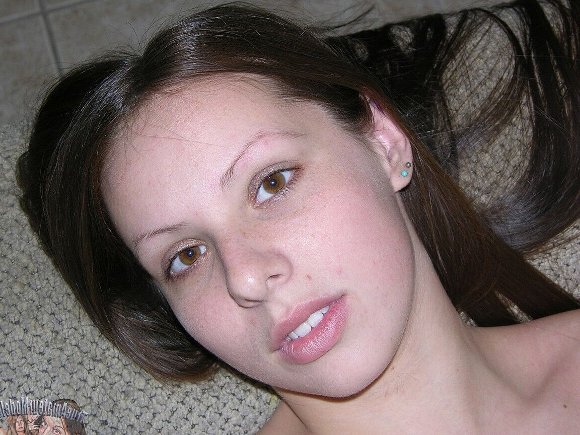 13P Sweet teen mostra sua buceta raspada enquanto modela totalmente nua