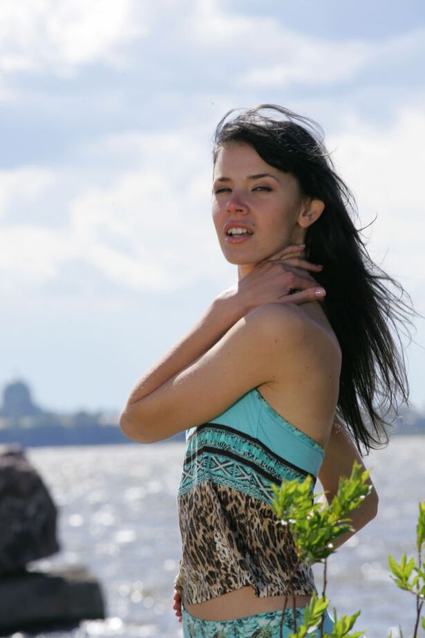 16P Anais morena de 18 años muestra su cuerpo flaco sobre rocas cerca del agua
